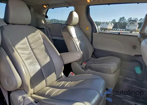 2011 Toyota Sienna Xle z USA, uszkodzony, nr VIN 5TDYK3DC3BS022268